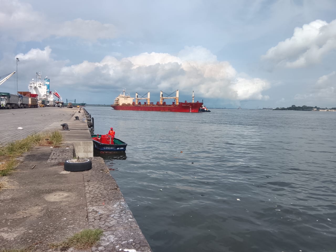 Navire en approche du port